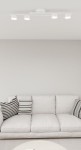 Biała lampa sufitowa 4xGX53 z okrągłymi kloszami, zamontowana na suficie. Widoczne trzy źródła światła, prosty, minimalistyczny design. Otoczenie to jasny pokój z szarymi ścianami i jasną kanapą z poduszkami w paski.