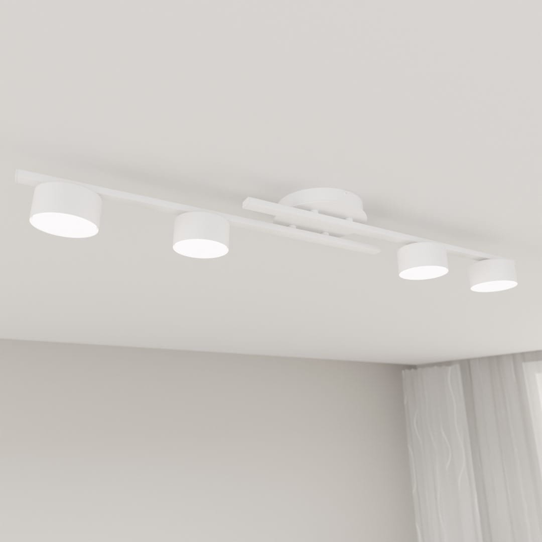 Biała lampa sufitowa z czterema okrągłymi źródłami światła GX53, zamontowana na płaskim, okrągłym mocowaniu. Ujęcie z dołu, pokazujące równomierne rozmieszczenie świateł na prostokątnej listwie. Tło w jasnym kolorze.