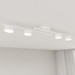 Biała lampa sufitowa z czterema okrągłymi źródłami światła GX53, zamontowana na płaskim, okrągłym mocowaniu. Ujęcie z dołu, pokazujące równomierne rozmieszczenie świateł na prostokątnej listwie. Tło w jasnym kolorze.