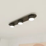 Lampa sufitowa Diaz 3xGX53 w kolorze czarnym, z trzema okrągłymi źródłami światła, zamontowana na prostokątnej podstawie. Ujęcie z dołu, ukazujące minimalistyczny design i równomierne rozmieszczenie lamp. Tło jasne, neutralne.