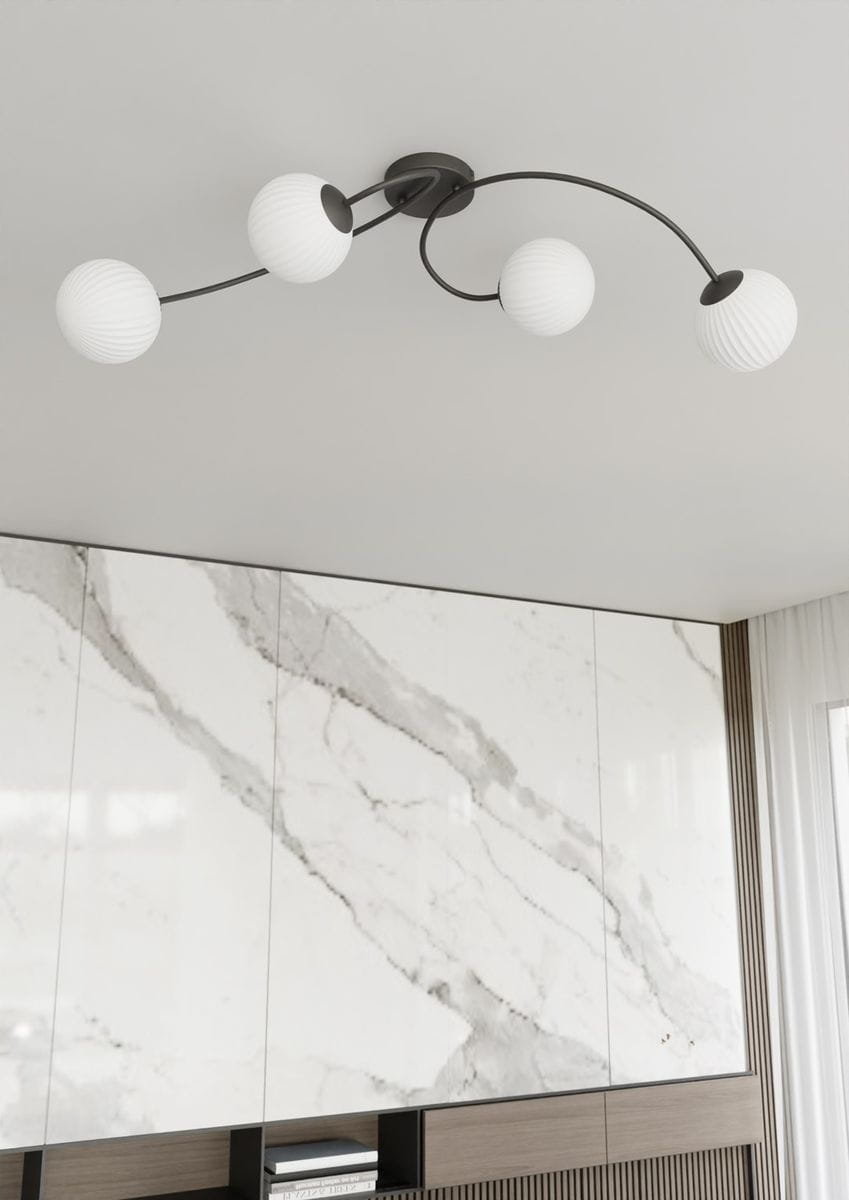 Lampa sufitowa Vibra z czterema oprawami E14, w kolorze czarnym z opalowymi kloszami o fakturze. Ułożona na suficie, z lekko zakrzywionymi ramionami, tworzy nowoczesny design, idealna do wnętrz. Tło w jasnych odcieniach z marmurowym wzorem.