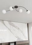 Lampa sufitowa Vibra z czterema oprawami E14, w kolorze czarnym z opalowymi kloszami o fakturze. Ułożona na suficie, z lekko zakrzywionymi ramionami, tworzy nowoczesny design, idealna do wnętrz. Tło w jasnych odcieniach z marmurowym wzorem.