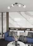 Lampa sufitowa Vibra czarna z czterema okrągłymi kloszami opalowymi, zawieszona na elastycznych ramionach. Widok z góry, w nowoczesnym wnętrzu z niebieską sofą i marmurowym stołem. Tło w odcieniach bieli i szarości.