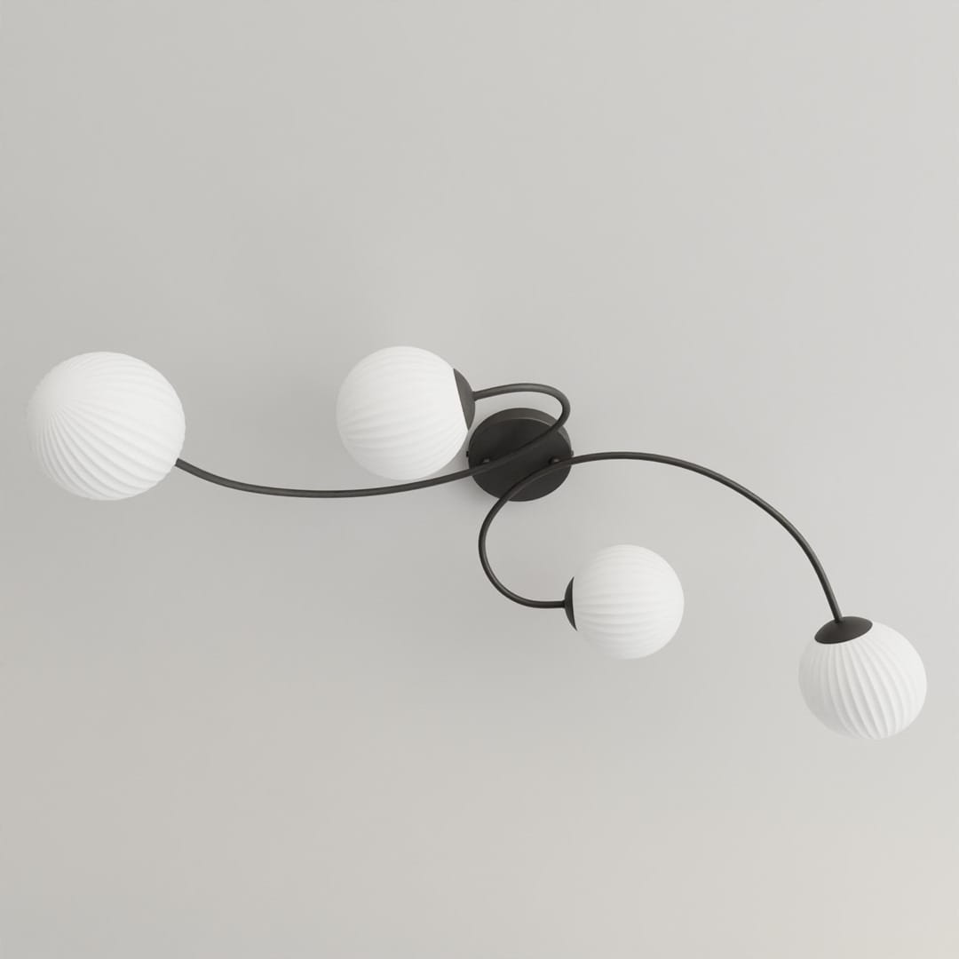 Lampa sufitowa Vibra 4xE14 w kolorze czarnym z opalowymi kloszami. Cztery okrągłe klosze z teksturą, umieszczone na czarnych, giętych ramionach, zamontowane na okrągłej podstawie. Kąt ujęcia z góry, na jasnym tle.