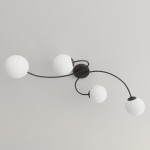 Lampa sufitowa Vibra 4xE14 w kolorze czarnym z opalowymi kloszami. Cztery okrągłe klosze z teksturą, umieszczone na czarnych, giętych ramionach, zamontowane na okrągłej podstawie. Kąt ujęcia z góry, na jasnym tle.