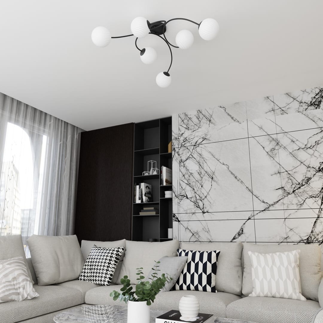 Lampa sufitowa Vibra z sześcioma opalowymi kulami E14 na czarnej podstawie, zawieszona na czarnych ramionach. Produkt widoczny w nowoczesnym wnętrzu z jasną sofą i dekoracyjną ścianą.