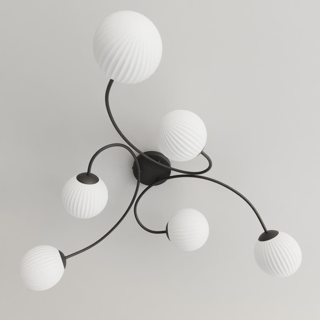 Lampa sufitowa Vibra 6xE14 w kolorze czarnym z opalowymi kloszami. Konstrukcja z sześcioma falistymi, białymi kulami na czarnych ramionach, montowana na suficie. Ujęcie z dołu, ukazujące detale oraz kształt kloszy.