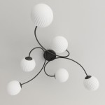 Lampa sufitowa Vibra 6xE14 w kolorze czarnym z opalowymi kloszami. Konstrukcja z sześcioma falistymi, białymi kulami na czarnych ramionach, montowana na suficie. Ujęcie z dołu, ukazujące detale oraz kształt kloszy.