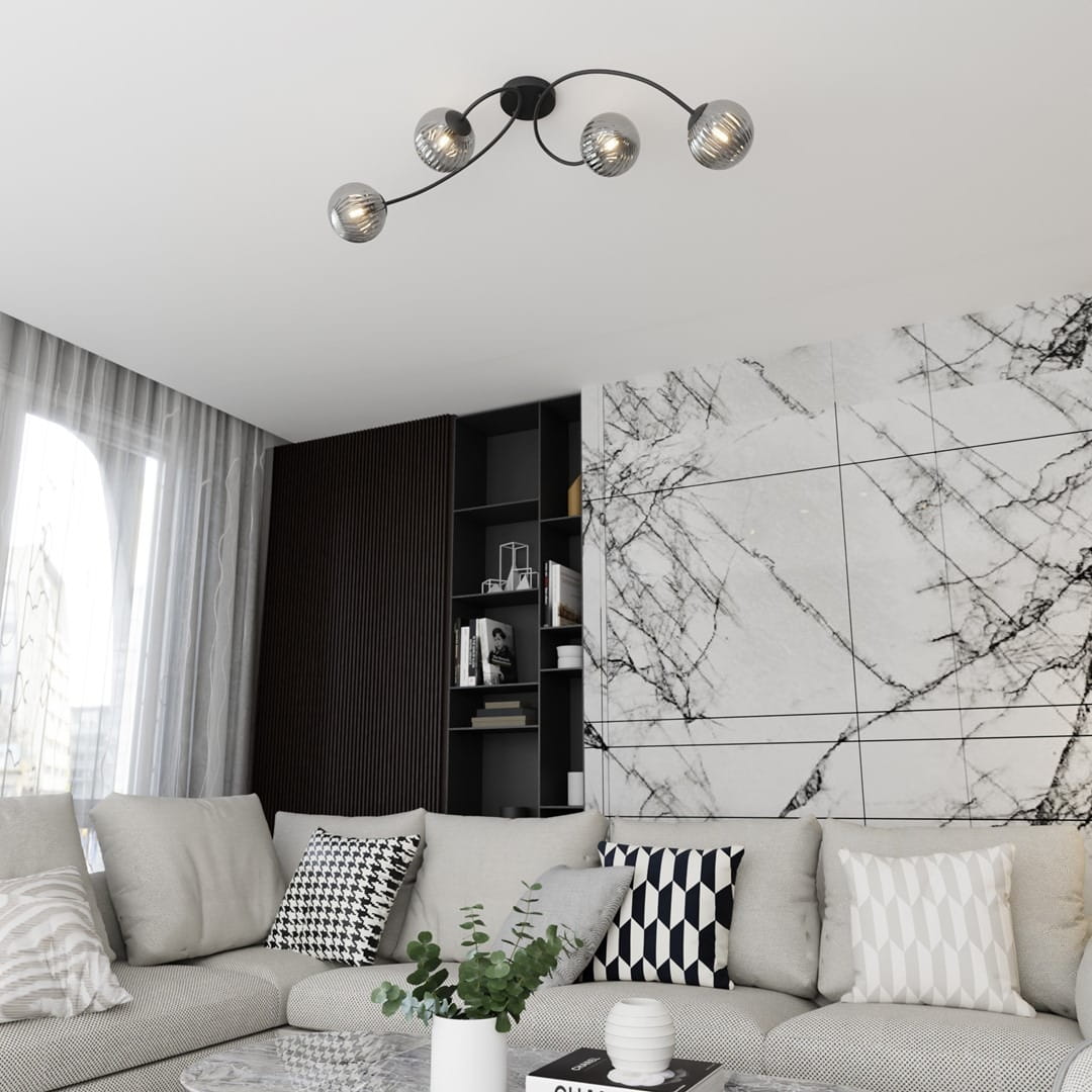 Lampa sufitowa Vibra 4xE14 w kolorze czarnym i grafitowym, z czterema okrągłymi kloszami, zamontowana na suficie. Ujęcie z dołu, w aranżacji nowoczesnego wnętrza z jasnymi sofami i dekoracyjną ścianą.
