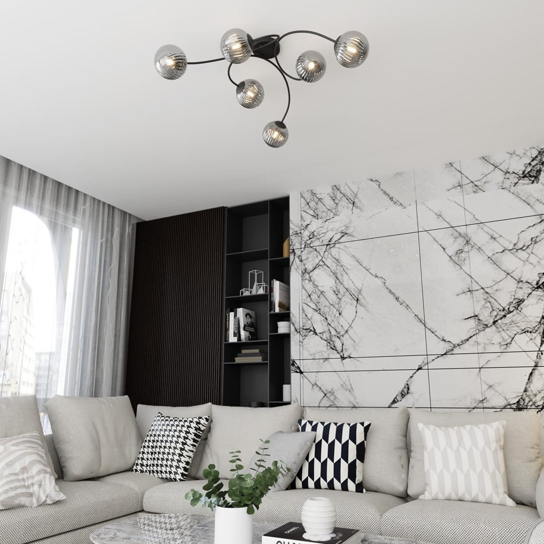 Lampa sufitowa Vibra z sześcioma oprawami E14 w kolorze czarnym i grafitowym, z finezyjnie ułożonymi kloszami w kształcie kul. Produkt zamontowany na suficie, w nowoczesnym wnętrzu z jasnymi zasłonami i minimalistycznym meblem.