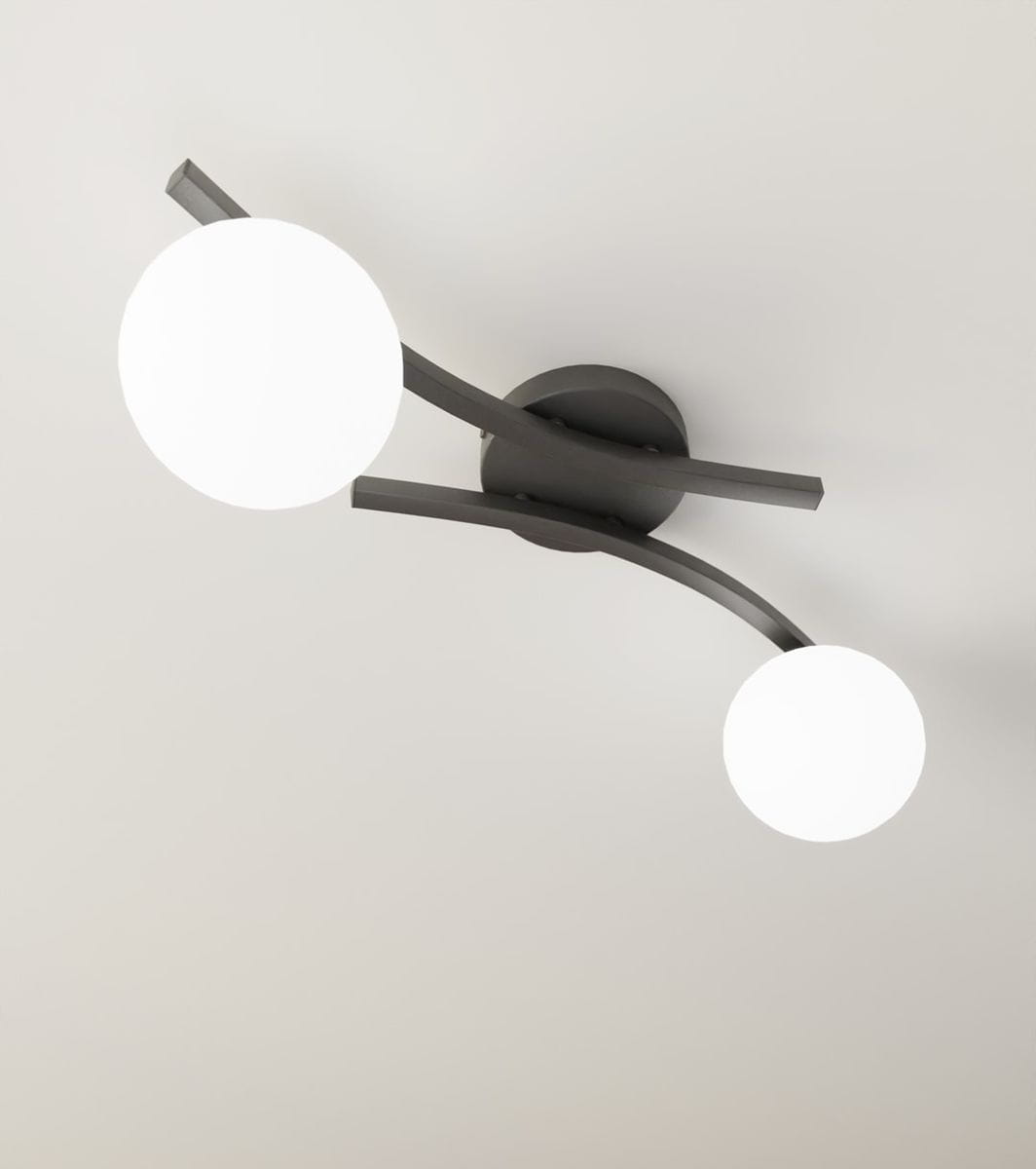 Lampa sufitowa Opus z dwoma kulistymi kloszami w kolorze opalowym, zamontowana na czarnej, łukowatej podstawie. Ujęcie z dołu, pokazujące oba klosze i ich położenie względem sufitu.