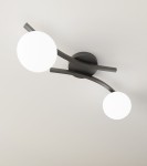 Lampa sufitowa Opus z dwoma kulistymi kloszami w kolorze opalowym, zamontowana na czarnej, łukowatej podstawie. Ujęcie z dołu, pokazujące oba klosze i ich położenie względem sufitu.