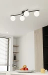 Lampa sufitowa Opus z czterema opalowymi kloszami E14 w kolorze czarnym, zamontowana na płaskim, okrągłym mocowaniu. Klosze są rozmieszczone na elastycznych ramionach, co nadaje nowoczesny wygląd.