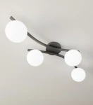 Lampa sufitowa Opus z czarnym metalowym stelażem i czterema okrągłymi kloszami w kolorze opalowym. Ujęcie z dołu, ukazujące elegancki design i kształt lampy, z zamontowanymi kulami w równych odstępach na falujących ramionach.