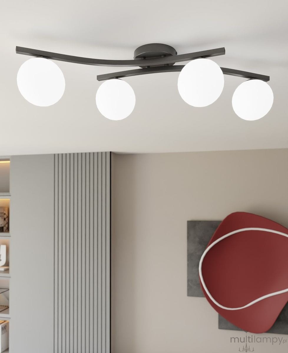Czarna lampa sufitowa Opus z czterema okrągłymi opalowymi kloszami, zamontowana na stropie. Klosze rozmieszczone na lekko zakrzywionych ramionach, w nowoczesnym stylu. Tło w neutralnych kolorach z dekoracyjnymi elementami.