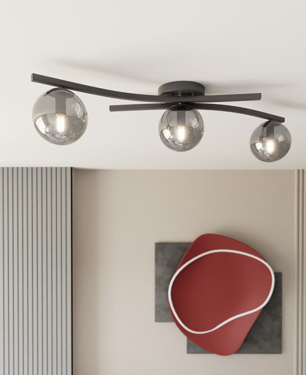 Lampa sufitowa Opus 3xE14 w kolorze czarnym i grafitowym, z trzema kulistymi kloszami w odcieniu szaro-przezroczystym. Ujęcie z dołu, zamontowana na suficie, z minimalistycznym designem.