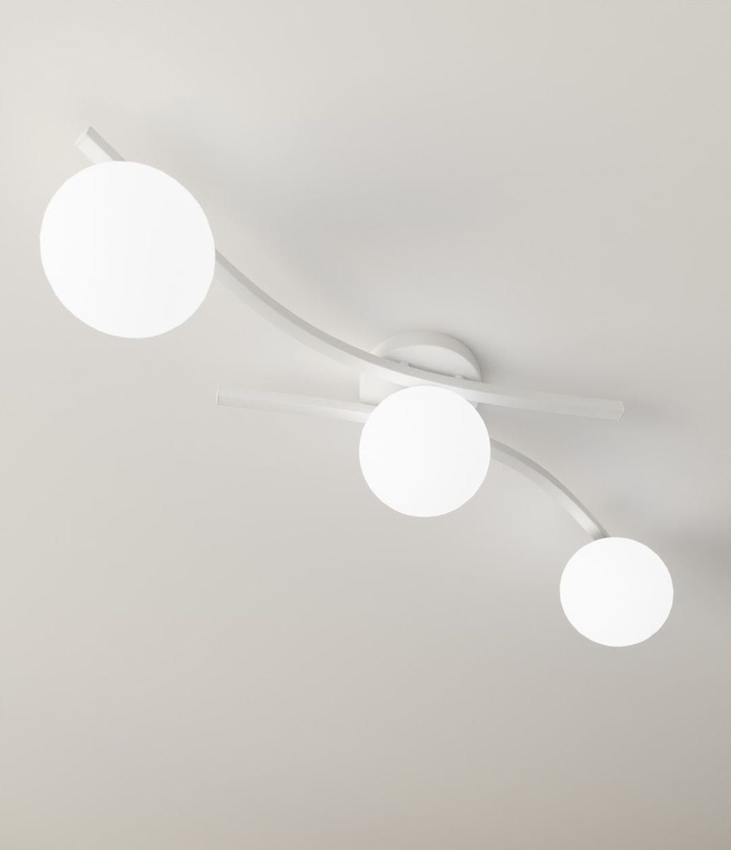 Lampa sufitowa Opus z trzema źródłami światła E14, w białej obudowie z opalowymi kloszami. Ułożona wzdłuż łukowatej, metalowej ramy, montowana na suficie. Klosze mają okrągły kształt, emitując miękkie światło.