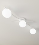 Lampa sufitowa Opus z trzema źródłami światła E14, w białej obudowie z opalowymi kloszami. Ułożona wzdłuż łukowatej, metalowej ramy, montowana na suficie. Klosze mają okrągły kształt, emitując miękkie światło.