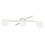 Lampa sufitowa Opus z trzema opalowymi kloszami na białym stelażu, o delikatnych, falujących liniach. Ujęcie frontalne, montowana na suficie, idealna do nowoczesnych wnętrz.