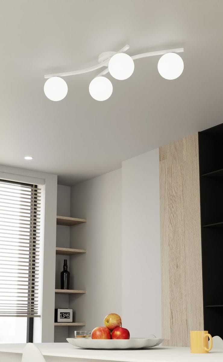 Lampa sufitowa Opus z czterema opalowymi kulami E14 w białej, matowej obudowie. Ujęcie z boku, zawieszona na suficie. Otoczenie nowoczesnej kuchni z półkami i stołem, na którym leżą jabłka.