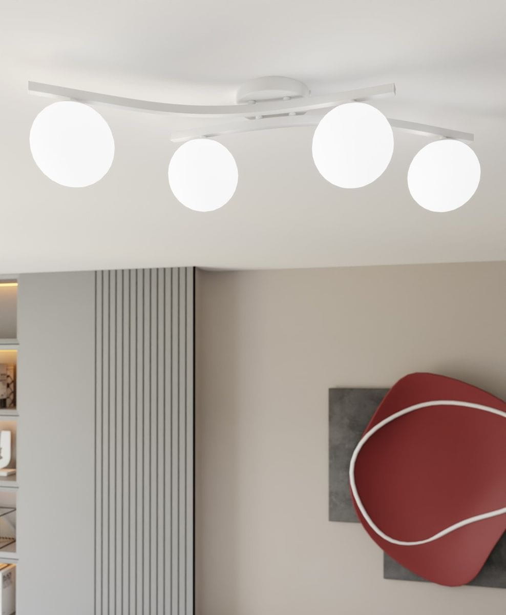 Lampa sufitowa Opus z czterema opalowymi kulami, zamocowana na białej, łukowatej podstawie. Produkt widoczny z dołu, w nowoczesnym wnętrzu z jasnym tłem i dekoracjami w odcieniach szarości i czerwieni.