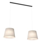 Lampa wisząca Epoca z dwoma kloszami E27 w kolorze beżowym, zawieszona na czarnej metalowej belce. Klosze mają lekko teksturowaną powierzchnię i są umieszczone na długich, cienkich linkach. Tło proste, białe.