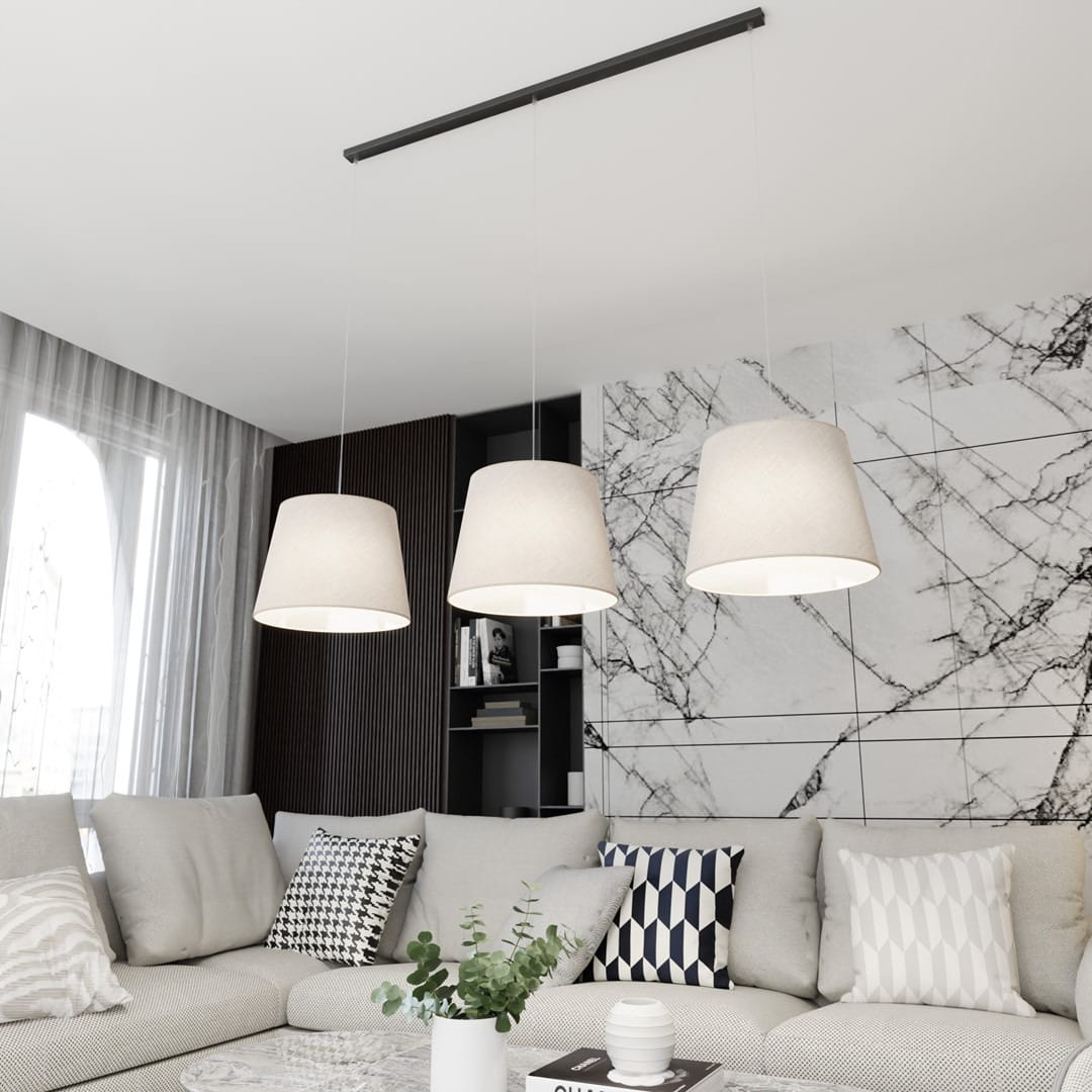 Lampa wisząca Epoca 3xE27 w kolorze czarnym i beżowym, z trzema kloszami w kształcie stożków. Zawieszona na cienkich linkach, umieszczona nad sofą w jasnym wnętrzu z marmurową ścianą w tle. Idealna do nowoczesnych aranżacji.