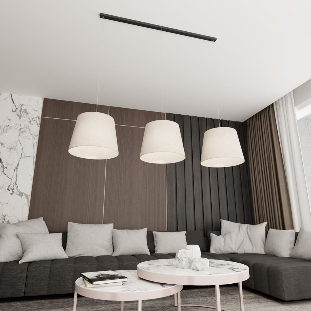 Lampa wisząca Epoca z trzema kloszami w kolorze beżowym zawieszona na czarnej listwie. Klosze mają stożkowaty kształt i są wykonane z materiału. Lampa zainstalowana w nowoczesnym wnętrzu z szaro-beżową sofą i okrągłym stołem kawowym.