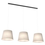 Lampa wisząca Epoca z trzema kloszami E27 w kolorze czarnym i beżowym. Klosze mają stożkowaty kształt i są zawieszone na cienkich żyłkach, montowane na prostokątnej, czarnej podsufitce. Światło rozprasza się przez tekstylną powierzchnię kloszy.