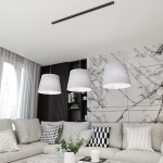 Lampa wisząca Epoca z trzema kloszami w kolorze szarym na czarnym stelażu. Klosze mają cylindryczny kształt, a całość zawieszona jest na cienkich linkach. Widoczna w nowoczesnym wnętrzu z jasną sofą i dekoracyjnymi poduszkami.