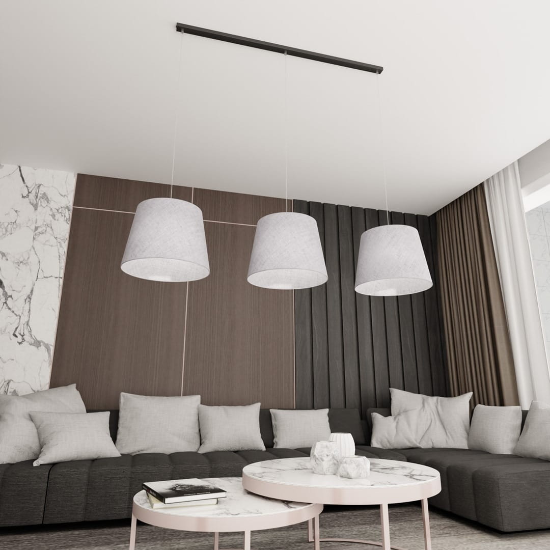 Lampa wisząca Epoca 3xE27 w kolorze czarnym i szarym, z trzema abażurami w jasnoszarym kolorze, zawieszona na czarnej listwie. Ujęcie z dołu, lampa w nowoczesnym wnętrzu z kanapą i stolikiem kawowym. Tło w odcieniach brązu i szarości.