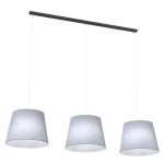 Lampa wisząca Epoca z trzema kloszami w odcieniach szarości, zawieszona na czarnym stelażu. Klosze mają stożkowaty kształt i teksturowaną powierzchnię. Całość zawieszona na cienkich linkach, prezentująca nowoczesny design.