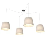 Lampa wisząca Ascot z czterema kloszami E27 w kolorze beżowym, zawieszona na cienkich linkach, z czarnym mocowaniem sufitowym. Klosze mają stożkowy kształt, emitując ciepłe światło. Idealna do nowoczesnych wnętrz.