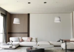 Lampa wisząca Ascot 1xE27 w kolorze czarnym i szarym, o stożkowym kształcie. Zawieszona na cienkim przewodzie w nowoczesnym wnętrzu, nad sofą i stołem kawowym. Tło w jasnych odcieniach z drewnianymi akcentami.