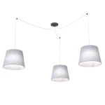 Lampa wisząca Ascot z trzema abażurami w kolorze szarym, zawieszona na cienkich żyłkach. Abażury mają stożkowy kształt i matową fakturę. U góry czarna podsufitka. Produkt idealny do nowoczesnych wnętrz.