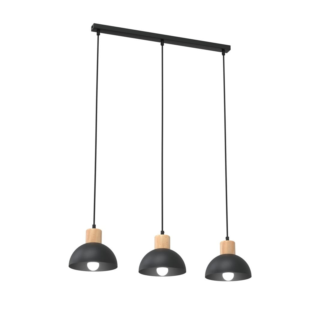 Lampa wisząca Seco z trzema kloszami, czarna z jasnym drewnem. Klosze mają okrągły kształt, zawieszone na cienkich przewodach z metalowym stelażem. Ułożona w poziomie, idealna do nowoczesnych wnętrz.