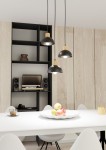Lampa wisząca Seco 3xE27 w kolorze czarnym z jasnym drewnem, zawieszona na trzech cienkich linkach. Klosze mają zaokrąglony kształt, a elementy drewniane są widoczne na górze. Lampa znajduje się nad białym stołem z owocami w płaskiej misie, we wnętrzu.