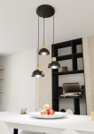 Lampa wisząca Seco 3xE27 w kolorze czarnym z jasnym drewnem. Trzy okrągłe klosze zwisające na czarnych przewodach z drewnianymi elementami, zamontowane na okrągłej podstawie. Lampa umieszczona nad białym stołem z owocami w misce.
