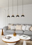 Lampa wisząca Seco z czterema kloszami E27 w kolorze czarnym, z jasnymi drewnianymi detalami. Wisi na długich kablach w aranżacji salonu z szarym sofą i okrągłymi stolikami. Tło jasne, minimalistyczne.