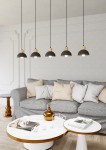 Lampa wisząca Seco 5xE27 w kolorze czarnym z jasnym drewnem. Posiada pięć kloszy w kształcie półkul, zawieszonych na długich, czarnych przewodach. Lampa umieszczona nad szarym narożnikiem z poduszkami, w nowoczesnym wnętrzu.