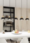 Lampa wisząca Seco, pięć kloszy w czarnym kolorze z drewnianymi elementami, zawieszona na cienkich przewodach. Klosze mają zaokrąglony kształt, a całość umieszczona nad białym stołem, z owocami na talerzu i nowoczesnym tłem.