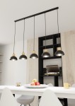 Lampa wisząca Seco 5xE27 w kolorze czarnym z jasnymi drewnianymi detalami. Ułożona poziomo, z pięcioma kloszami w kształcie miseczek. Tło jasne, minimalistyczne, z elementami czarnymi i drewnianymi. Widoczny stół z owocami i filiżanką.