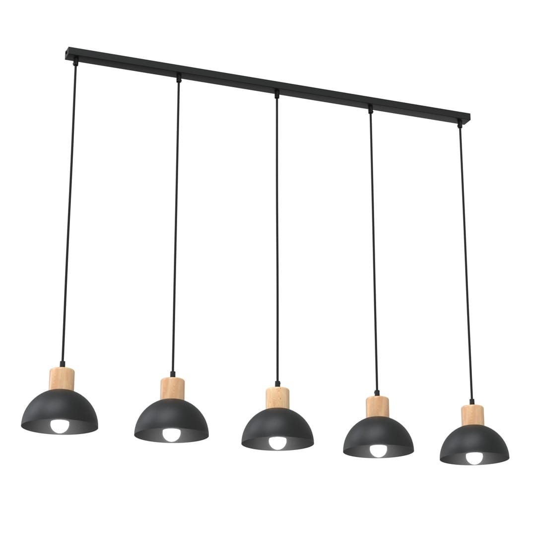 Lampa wisząca Seco z pięcioma kloszami, czarna z jasnym drewnianym wykończeniem. Klosze w kształcie półkul z otwartym dnem, zawieszone na cienkich linkach. Prosta konstrukcja na metalowej listwie montażowej. Tło białe, minimalistyczne.