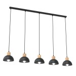 Lampa wisząca Seco z pięcioma kloszami, czarna z jasnym drewnianym wykończeniem. Klosze w kształcie półkul z otwartym dnem, zawieszone na cienkich linkach. Prosta konstrukcja na metalowej listwie montażowej. Tło białe, minimalistyczne.