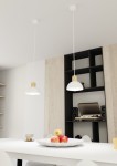 Lampa wisząca Seco z białym kloszem i jasnym drewnem, zawieszona na białym przewodzie. Ujęcie frontalne, w kuchni z białym stołem i owocami na talerzu, w tle czarna półka z głośnikami i gramofonem.