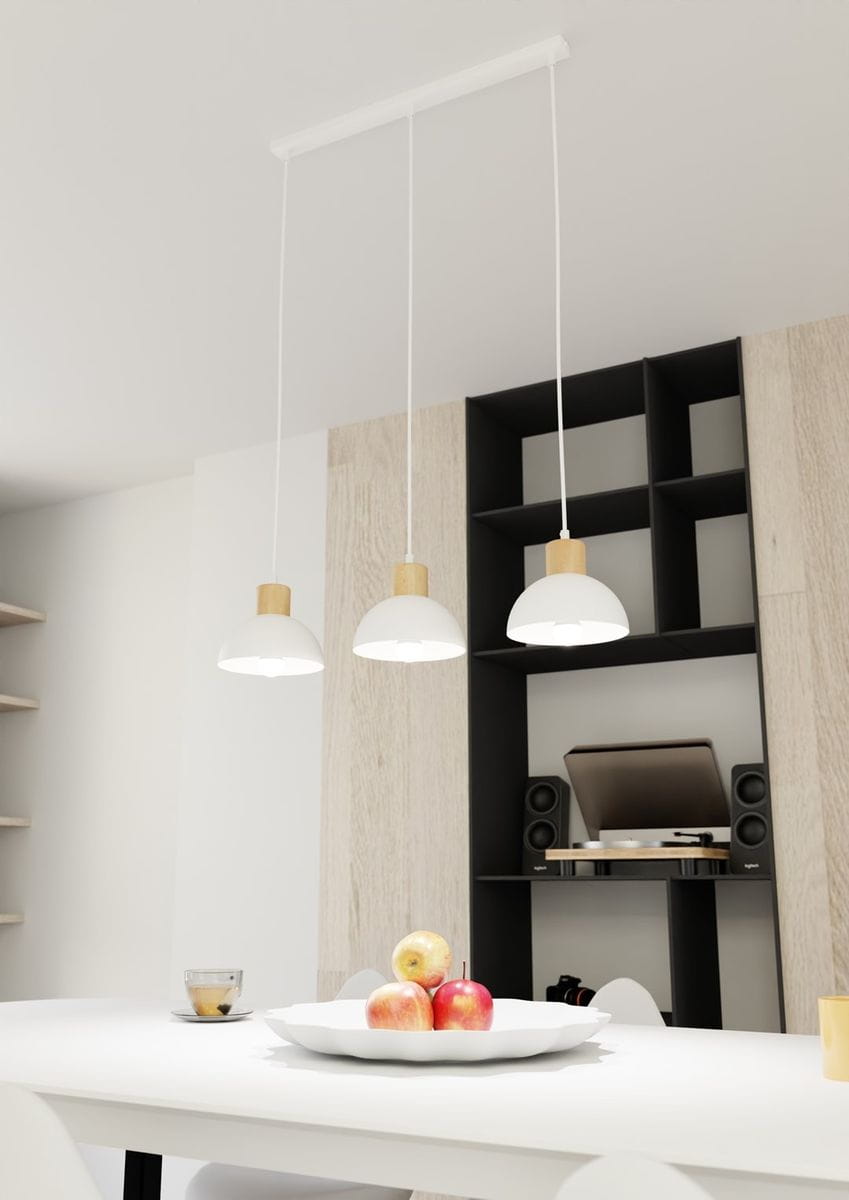 Lampa wisząca Seco 3xE27 w kolorze białym z jasnym drewnem. Zawieszona na białych linkach, składa się z trzech kloszy o zaokrąglonym kształcie. W tle widoczna aranżacja nowoczesnego wnętrza z drewnianą ścianą i sprzętem audio.