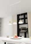 Lampa wisząca Seco 3xE27 w kolorze białym z jasnym drewnem. Zawieszona na białych linkach, składa się z trzech kloszy o zaokrąglonym kształcie. W tle widoczna aranżacja nowoczesnego wnętrza z drewnianą ścianą i sprzętem audio.