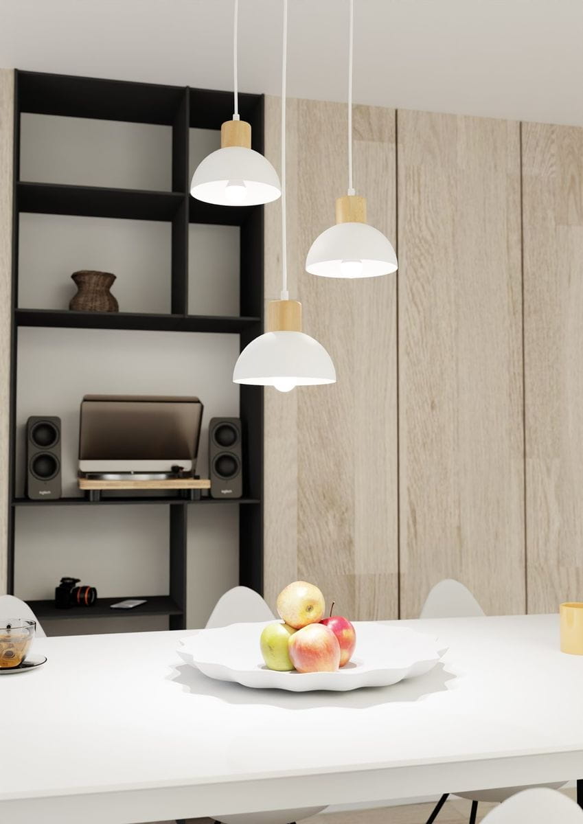 Lampa wisząca Seco 3xE27 w kolorze białym z jasnym drewnem. Posiada trzy klosze w kształcie misek, zawieszone na białych linkach. Umieszczona nad stołem z owocami, w nowoczesnym wnętrzu z drewnianą ścianą i czarną półką.