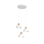 Lampa wisząca Seco z trzema kloszami w kolorze białym i elementami z jasnego drewna. Klosze mają kształt półkuli, zawieszone na cienkich linkach, montowane do okrągłej białej podstawy sufitowej. Idealna do nowoczesnych wnętrz.