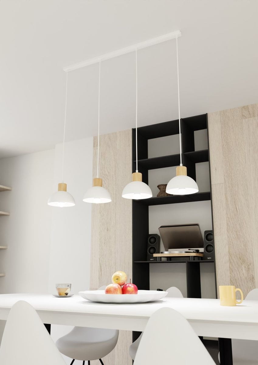 Lampa wisząca Seco 4xE27 w białym kolorze z jasnodrewnianymi elementami. Cztery klosze w kształcie misek zawieszone na białych kablach. Ujęcie frontalne, lampa umieszczona nad białym stołem w nowoczesnym wnętrzu z ciemnym regałem w tle.